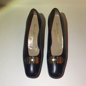 Ferragamo navy pumps w/Gancini hardware. Size 8 2A.